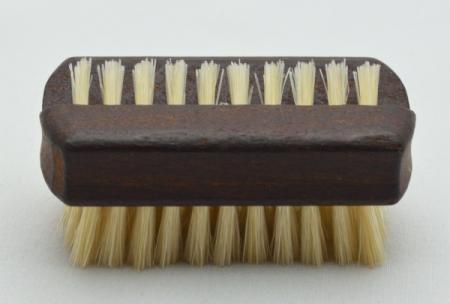 Reisehandwaschbürste und Nagelbürste Thermo-Buchenholz mit Griffmulden. 1 und 5 Reihen helle Naturborsten. Bürstenfabrik Keller seit 1869.